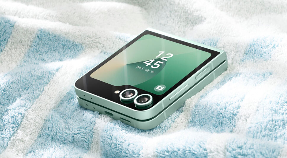Das Samsung Galaxy Z Flip6 liegt zusammengeklappt auf einem blau-weiß-gestreiften Handtuch.