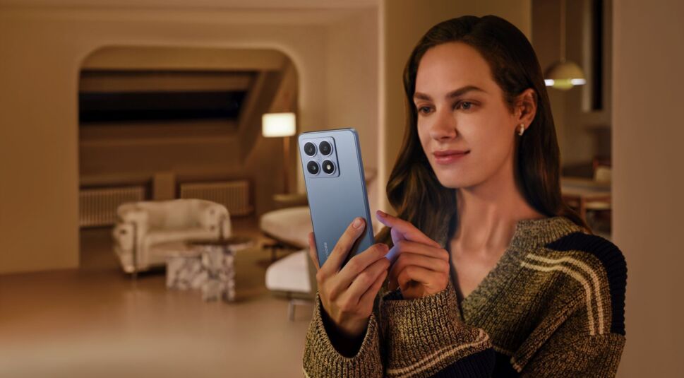 Frau schaut auf ihr Xiaomi 14T.