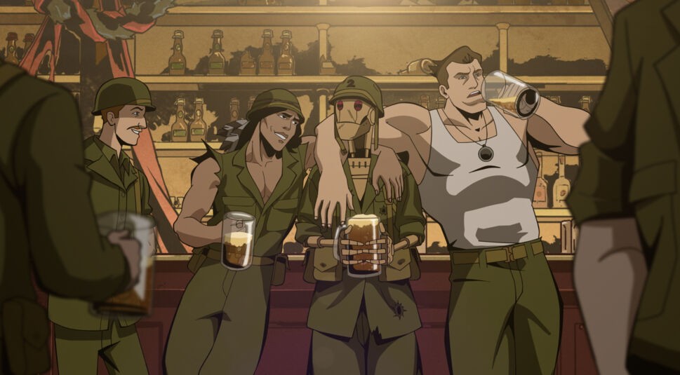In einer Bar-Szene aus Creature Commandos steht G.I. Robot, ein roboterartiger Soldat in Uniform und Helm, umgeben von Kameraden. Links und rechts von ihm haben zwei Soldaten, einer mit nacktem Oberkörper im Tanktop und einer mit offenem Hemd, ihre Arme um seine Schultern gelegt. Alle halten Bierkrüge in den Händen und wirken ausgelassen und fröhlich. Im Hintergrund sind Regale mit Flaschen zu sehen, die die gemütliche Bar-Atmosphäre unterstreichen.