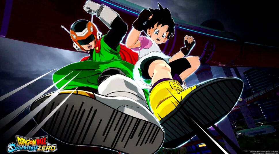 Auf dem Bild aus dem Dragon Ball Sparking Zero Gameplay sind zwei Charaktere in dynamischer Kampfpose zu sehen. Links steht Great Saiyaman, der in seinem grünen Outfit mit Helm und rotem Umhang auf den Betrachter zuspringt. Rechts neben ihm ist Pan, die in weißem Shirt und gelben Stiefeln ebenfalls einen kraftvollen Sprung ausführt. Beide treten nach vorne, ihre Gesichter zeigen Entschlossenheit. Der Hintergrund ist eine futuristische Stadt bei Nacht, was eine actiongeladene und spannende Atmosphäre unterstreicht.