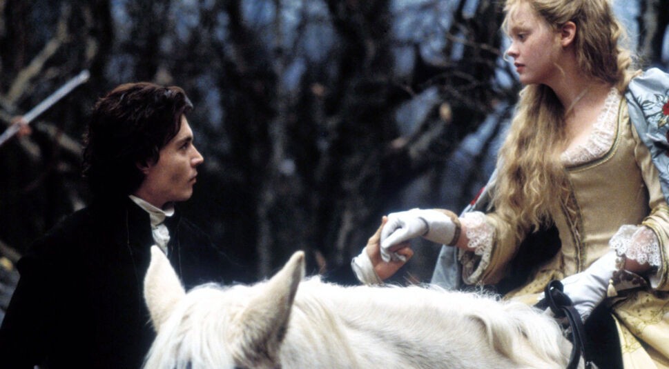 Das Bild im Artikel zu Horrorfilm-Anekdoten zeigt eine Szene aus dem Film Sleepy Hollow mit den Hauptdarstellern Johnny Depp als Ichabod Crane und Christina Ricci als Katrina Van Tassel.  Riccis Figur sitzt auf einem weißen Pferd und reicht Depp die Hand. 
