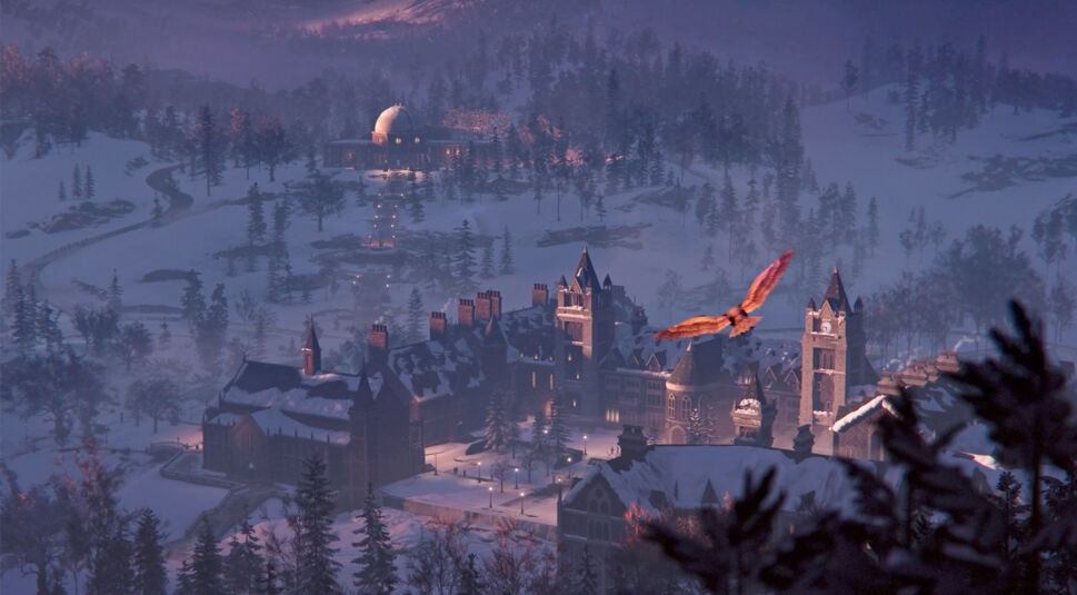 Auf dem Bild aus Life is Strange: Double Exposure Test ist die winterliche Caledon Universität in einer verschneiten Berglandschaft zu sehen. Die Universität besteht aus mehreren alten Gebäuden mit Türmen und schneebedeckten Dächern, die in warmem Licht beleuchtet sind. Im Hintergrund befindet sich eine Kuppel eines Observatoriums, und ein großer Vogel fliegt majestätisch über das Gelände. Die Szenerie wirkt ruhig und geheimnisvoll, umgeben von schneebedeckten Bäumen.