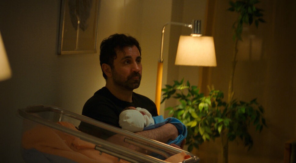 Sami, einer der Haupttäter des Raubs hält sein Baby um Arm.