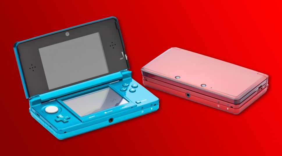 Ein aufgeklappter und zugeklappter Nintendo 3DS vor rotem Hintergrund