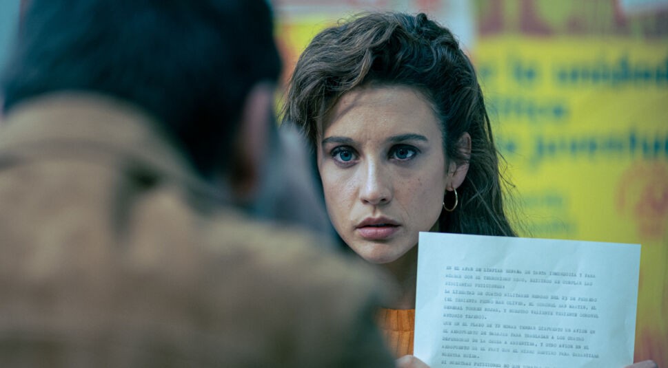 Nahaufnahme einer jungen Frau im Gespräch. Sie sieht erschöpft aus.