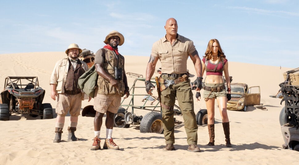 Die Hauptdarsteller stehen mitten in der Wüste