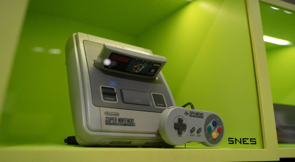 Der SNES in einem grünen Schrank