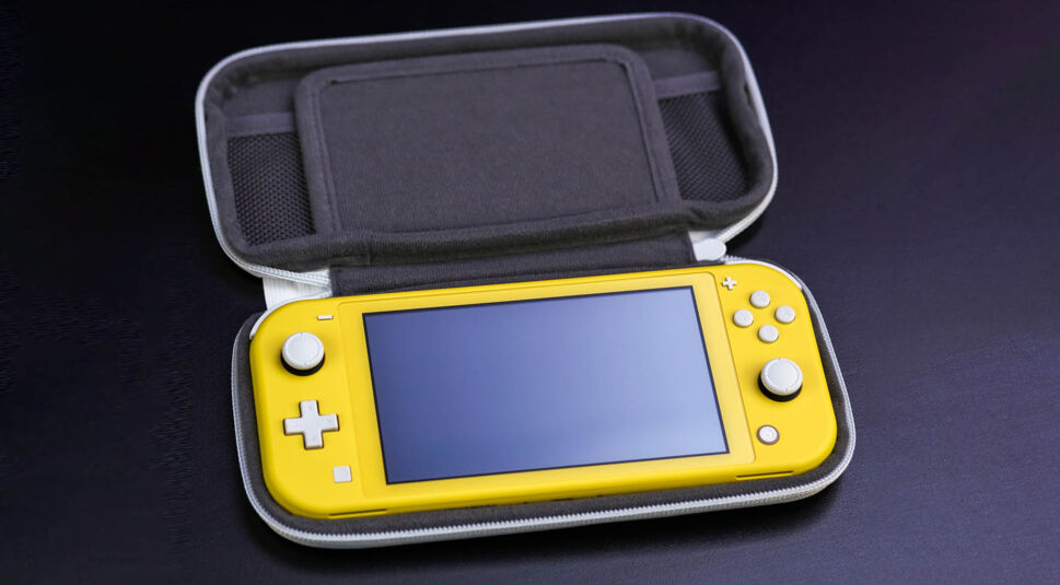 Die Nintendo Switch Lite in einem Case vor dunkelblauem Hintergrund