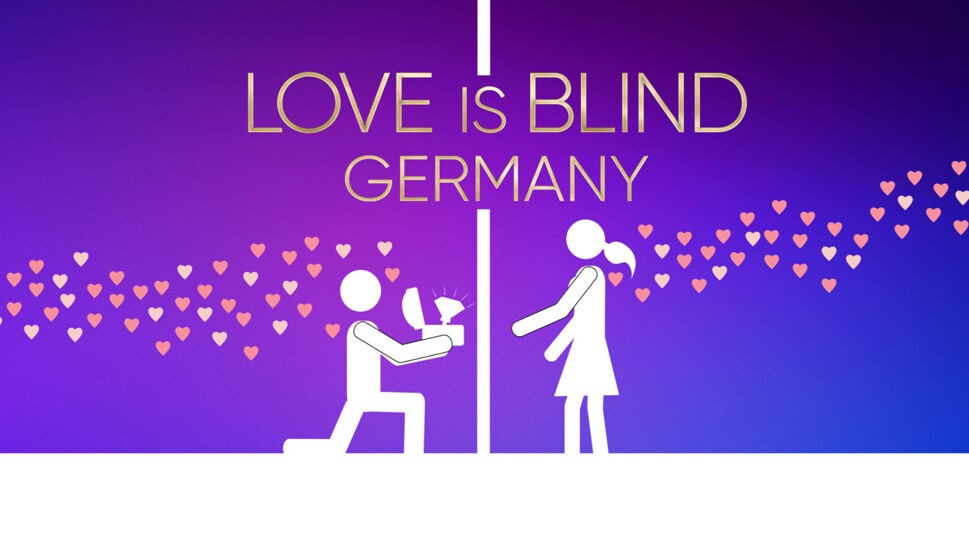 Auf dem Bild in dem Artikel über Love Is Blind: Germany ist ein Visual zu sehen. Der Hintergrund ist lila. In der Mitte ist ein weißer Strich. Links von diesem Strich kniet eine Figur, die einen Heiratsantrag macht. Rechts vom Strich steht eine Figur mit einem Zopf. Über ihnen steht Love Is Blind: Germany geschrieben. Um sie herum fliegen Herzen.