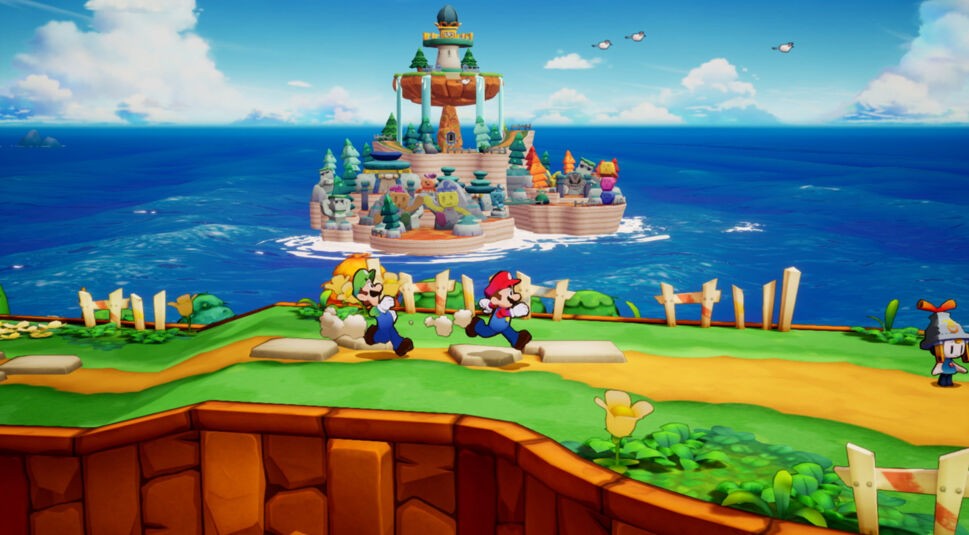 Auf dem Bild aus Mario & Luigi: Brothership Test rennen Mario und Luigi fröhlich über einen grasbewachsenen Pfad mit einer Küstenlandschaft im Hintergrund. Eine bunte Insel mit einem Leuchtturm und verspielten Gebäuden erhebt sich aus dem Meer, während Vögel am Himmel fliegen. Am rechten Bildrand steht die Figur Connetta, die dem Geschehen zusieht. Die Szene wirkt lebendig und abenteuerlich.