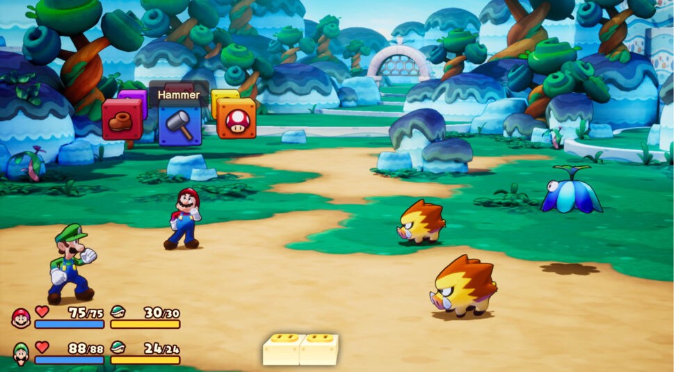 Auf dem Bild aus Mario & Luigi: Brothership Test befinden sich Mario und Luigi in einer klassischen RPG-Kampfszene. Die beiden stehen bereit zum Angriff und sehen zwei feindlichen Kreaturen gegenüber, die wie kleine Wildschweine aussehen. Über Mario sind Aktionsoptionen wie „Hammer“ eingeblendet, und unten links sind die Lebens- und Energieleisten der Brüder zu sehen. Die bunte, cartoonhafte Umgebung mit Bäumen und Hügeln unterstreicht den verspielten Stil des Spiels.