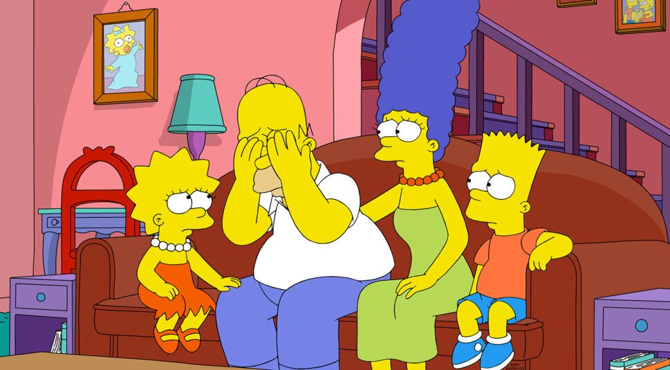 Auf dem Bild in dem Artikel über die besten Simpsons-Folgen ist zu sehen, wie die Familie Simpson auf einer Couch sitzt. Links sitzt Lisa, daneben Homer, neben ihm Marge und daneben Bart. Im Hintergrund ist das innere ihres Hauses zu sehen. Die Wände sind rosa und die Couch ist braun.