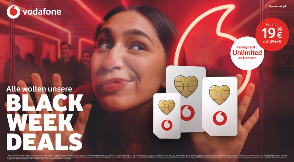 Auf dem Bild zur Vodafone Black Week ist eine junge Frau mit langen dunklen Haaren zu sehen, die mit einem neugierigen Blick und einem Lächeln ihr Gesicht gegen eine Glasscheibe drückt. Rechts daneben sind drei SIM-Karten mit goldenen Herz-Chips und Vodafone-Logo abgebildet – sie symbolisieren die FamilyCard. Der leuchtend rote Hintergrund mit Vodafone-Logo verstärkt die dynamische und verspielte Atmosphäre.