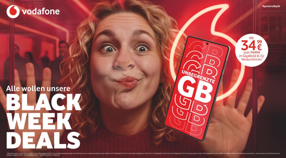 Auf dem Bild zur Vodafone Black Week ist eine blonde Frau mit lockigem Haar zu sehen, die ihr Gesicht spielerisch an eine Glasscheibe presst. Daneben wird ein Smartphone gezeigt, dessen Display in großen weißen Buchstaben „Unbegrenzte GB“ auf rotem Hintergrund anzeigt. Das leuchtende Vodafone-Logo im Hintergrund sorgt für eine auffällige, energiegeladene Wirkung der Szene.