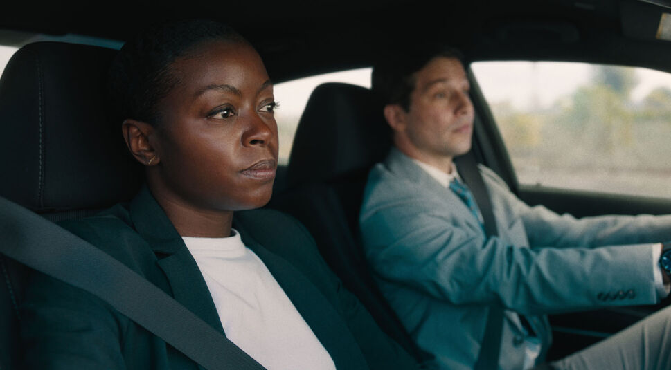 Elena Cole und Agent Alcott aus Carry-on in einem Auto