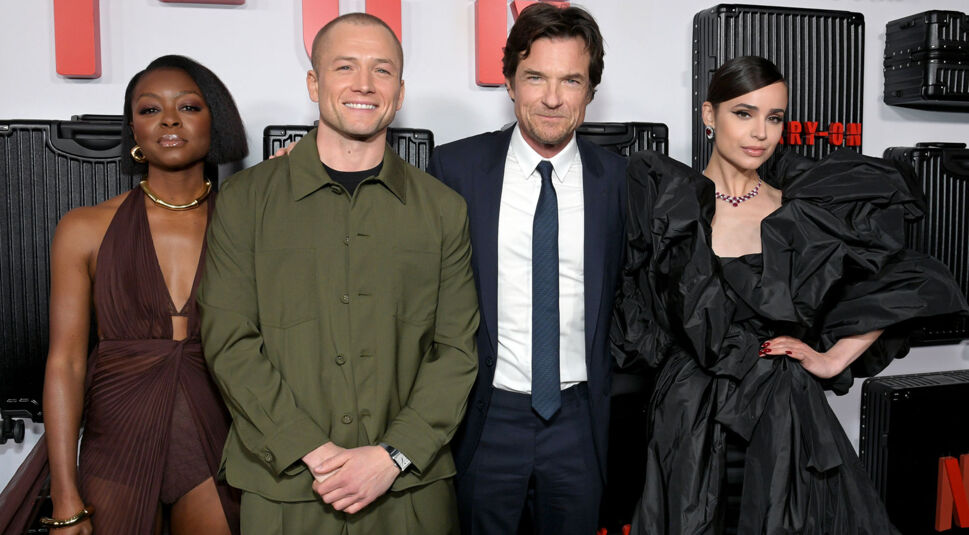 Danielle Deadwyler, Taron Egerton, Jason Bateman und Sofia Carson aus Carry-on auf dem roten Teppich