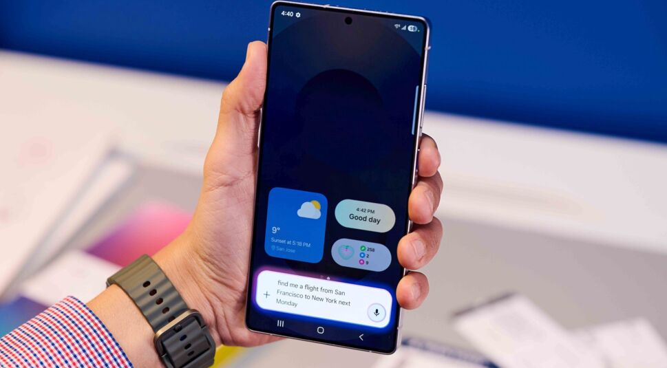 Hand hält das Samsung Galaxy S25 Ultra hoch.