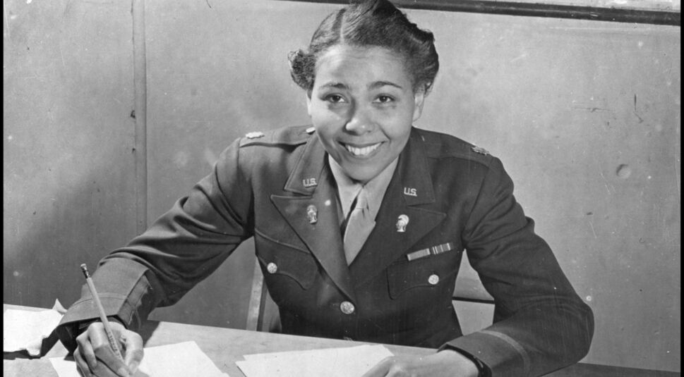 Charity Adams Earley bei ihrer Arbeit in Bretagne im Jahr 1945