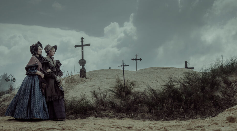 Lily-Rose Depp und Emma Corrinin Nosferatu - Der Untote