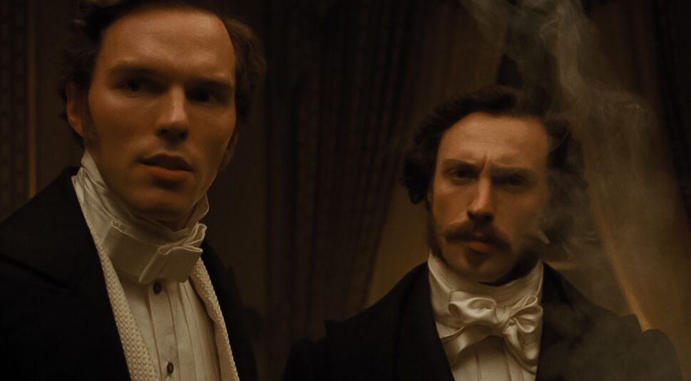 Nicolas Hoult und Aaron Taylor-Johnson in Nosferatu - Der Untote