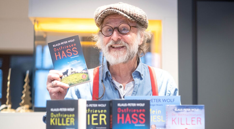 Klaus-Peter Wolf mit einigen Exemplaren seiner Bücher.