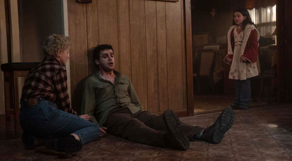 Christopher Abbott und Julia Garner in Wolf Man