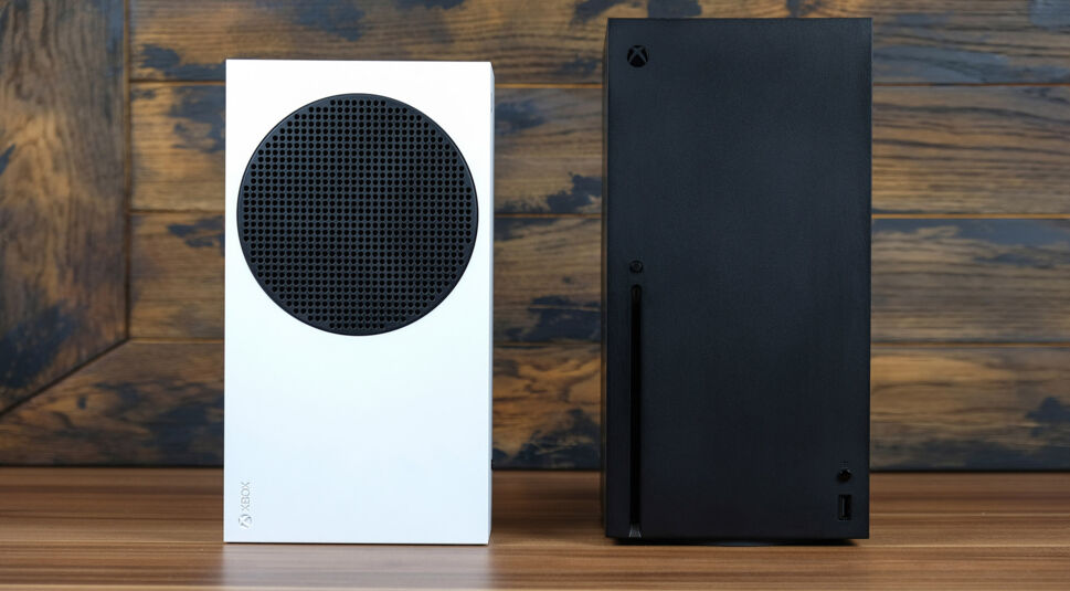 Xbox Series S (links) und Xbox Series X (rechts)