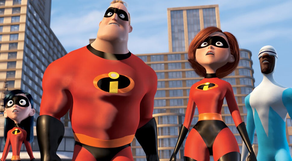 Auf dem Bild aus Die Unglaublichen stehen die Superhelden Violetta, Mr. Incredible, Elastigirl und Frozone in einer städtischen Umgebung mit Hochhäusern im Hintergrund. Alle tragen ihre charakteristischen Kostüme: Violetta in Rot mit schwarzem Maskenband, Mr. Incredible muskulös im roten Anzug mit gelbem Logo, Elastigirl mit kinnlangem roten Haar und Frozone in seinem blau-weißen Anzug. Ihre Gesichtsausdrücke wirken angespannt, als würden sie sich auf eine bevorstehende Herausforderung konzentrieren.