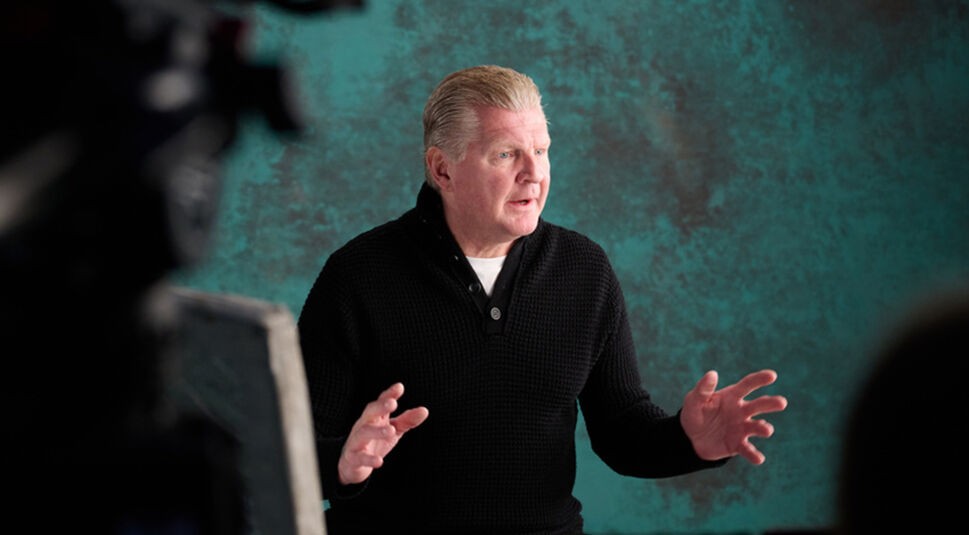 Auf dem Bild in den GigaTV-Highlights im Januar 2025 ist Stefan Effenberg im Interview für die Doku-Serie FC Hollywood zu sehen. 