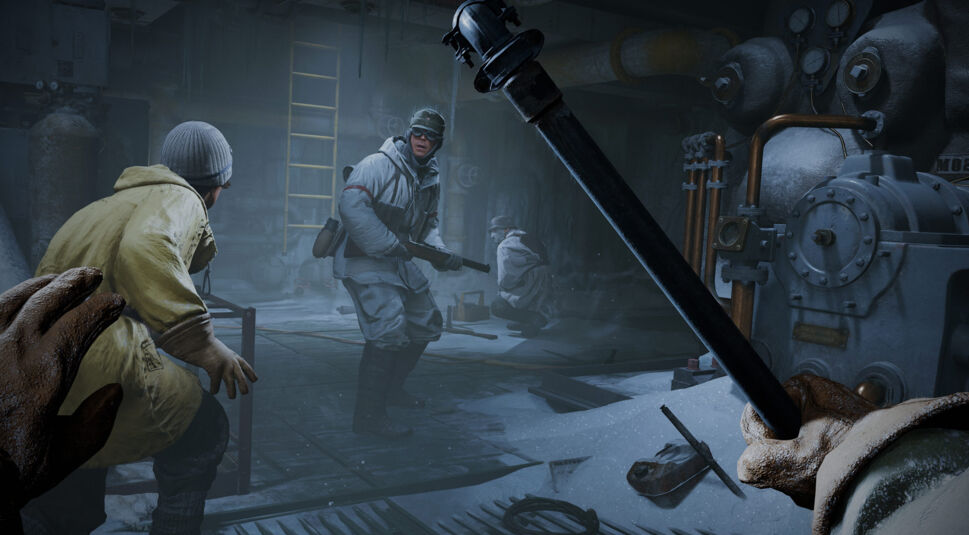 In einer spannenden Szene aus Indiana Jones und der große Kreis Tipps und Tricks im Guide befinden sich Charaktere in einem frostigen, industriellen Innenraum. Links duckt sich eine Figur in gelber Winterjacke, während rechts ein bewaffneter Gegner in weißer Tarnkleidung alarmiert reagiert. Im Vordergrund ist eine Hand zu sehen, die ein Metallrohr als Waffe hält. Die angespannte Atmosphäre deutet auf eine gefährliche Begegnung hin.