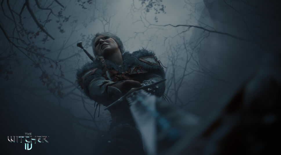Auf dem Bild zu The Witcher 4 ist Ciri in einer dramatischen Perspektive von unten zu sehen. Sie hält ein Schwert, das in Richtung des Betrachters zeigt, und ihr Gesicht wirkt angespannt und kampfbereit. Ihre Rüstung ist mit Pelz und Leder verziert, während die Umgebung einen düsteren, nebligen Wald mit kahlen Ästen zeigt. Die Szene ist intensiv und atmosphärisch.