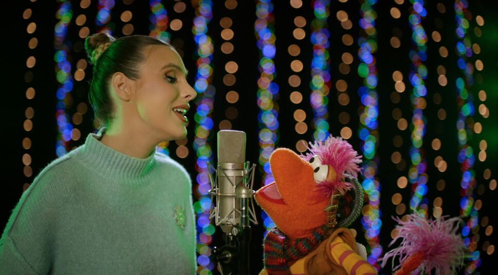 Im Weihnachtsspecial-Artikel siehst du eine Szene aus Die Fraggles: Der erste Schnee. Lele Pons singt zusammen mit Gobo ein Lied. 