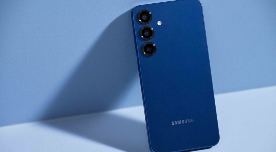 Das Galaxy S25 ist an eine Wand angelehnt.