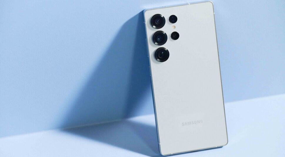 Das Galaxy S25 Ultra ist an eine Wand angelehnt.