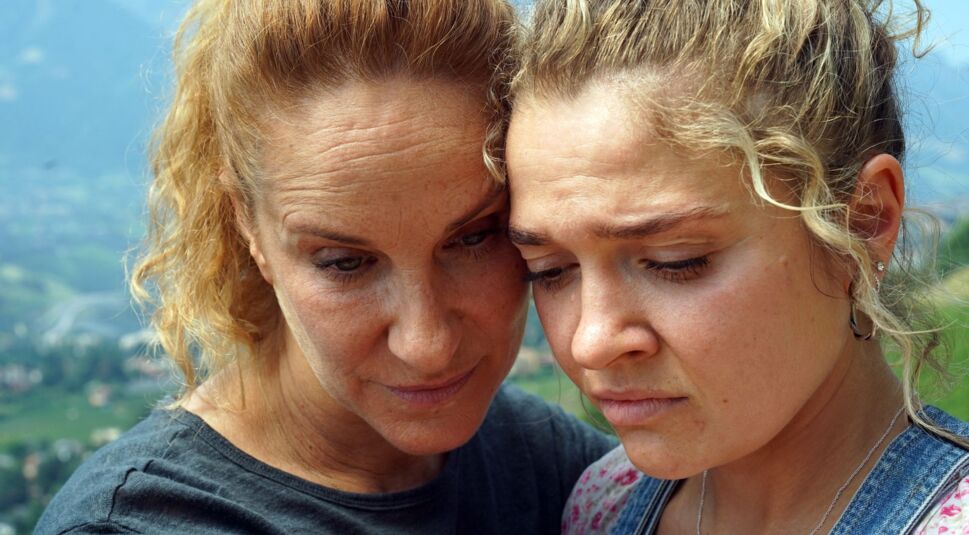 Chiara Schoras und Charleen Deetz in einer Szene von "Der Bozen-Krimi: Rebenblut"