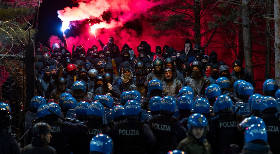 Ausser Kontrolle: Eine große Gruppe von Demonstranten steht der Polizei gegenüber