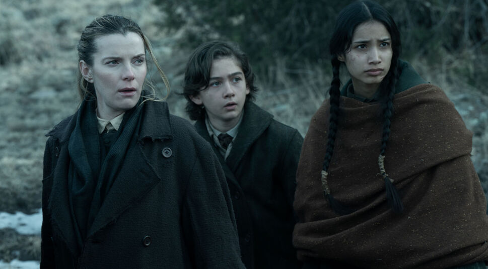 Betty Gilpin und Shawnee Pourier in American Primeval