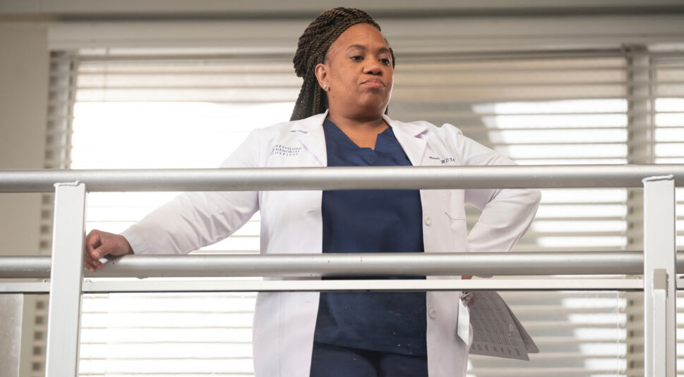 Dr. Miranda Bailey schaut von einer Hochebene herab.