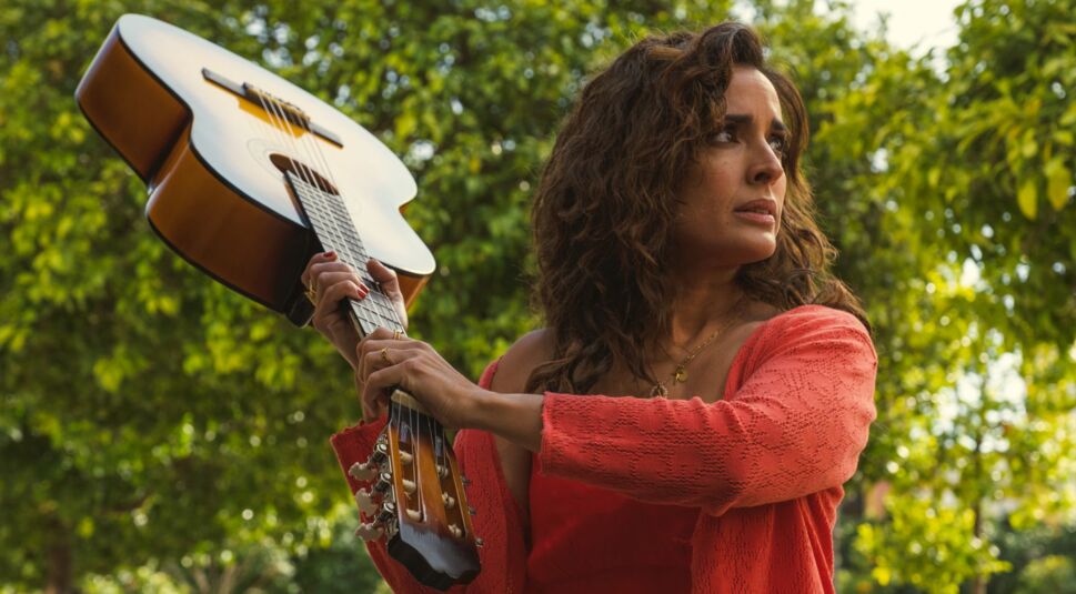 Candela hält in "Berlin und die Dame mit dem Hermelin" eine Gitarre in die Höhe.