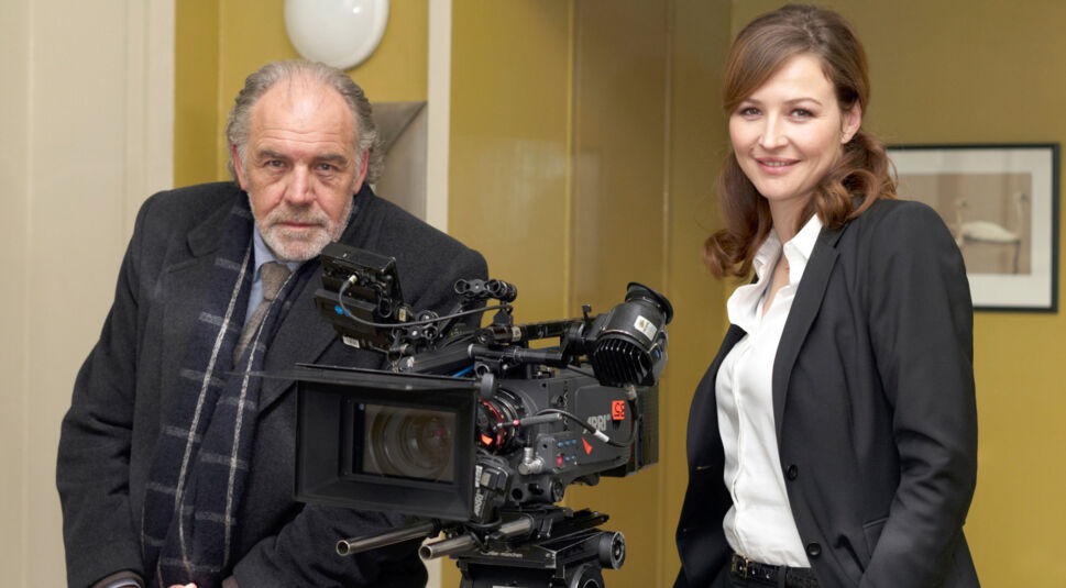 Hauptdarsteller Christian Kohlund posiert mit Kollegin Katrin Bauerfeind und Filmkamera.