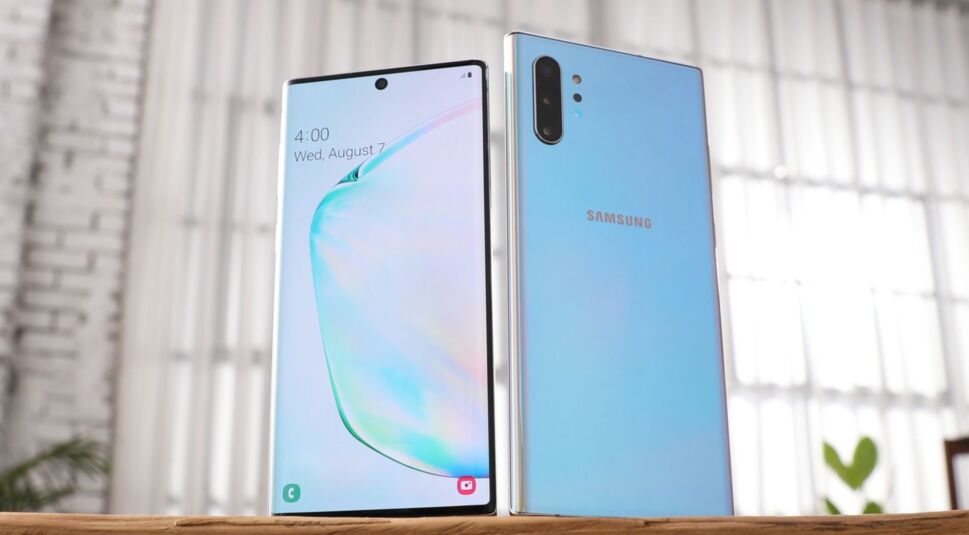 Das Galaxy Note10 steht aufgestellt auf einem Tisch