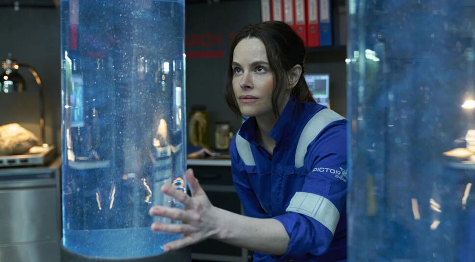 Emily Hampshire in The Rig