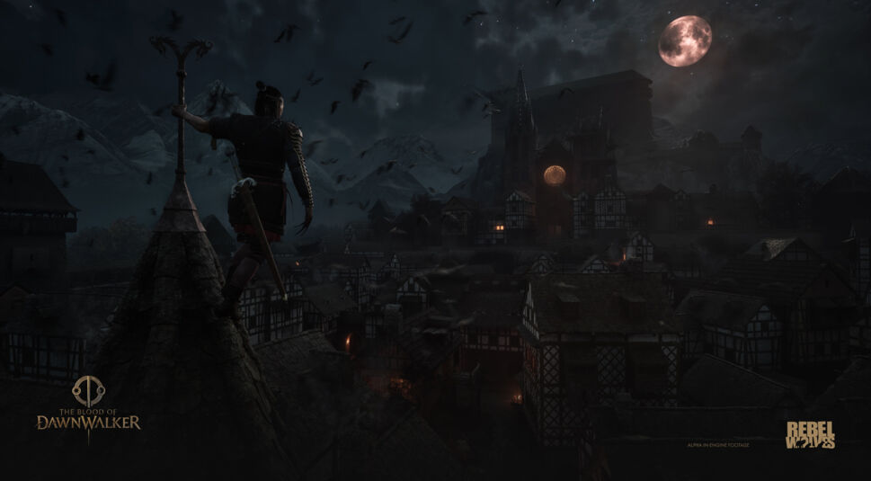 Auf diesem Bild aus "Blood of the Dawnwalker" steht eine Person in einer dunklen Rüstung mit einem Schwert am Rücken auf einem Dachfirst und blickt über eine mittelalterliche Stadt. Der Vollmond beleuchtet die Szene, während Schwärme von Raben den Nachthimmel durchziehen. Im Hintergrund erheben sich Berge und eine gotische Kathedrale, die durch ein leuchtendes Fenster hervorsticht. Die Szenerie strahlt eine düstere, geheimnisvolle Atmosphäre aus.