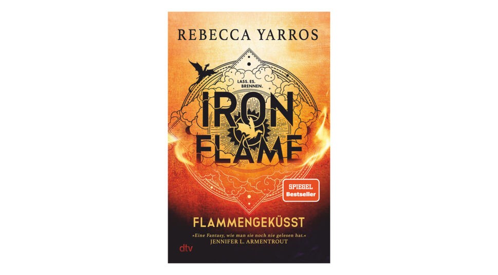 Das Buchcover von Iron Flame – Flammengeküsst von Rebecca Yarros zeigt einen feurig-orangen Hintergrund mit einem schwarzen Drachen und Flammen. Der Titel Iron Flame steht zentral, darüber die Worte „Lass es brennen“. Ein rotes Label weist auf den SPIEGEL Bestseller hin. Das Buch ist die Fortsetzung von Fourth Wing, weshalb viele Leser nach der Fourth Wing Reihenfolge suchen, um die Fantasyreihe richtig zu lesen.