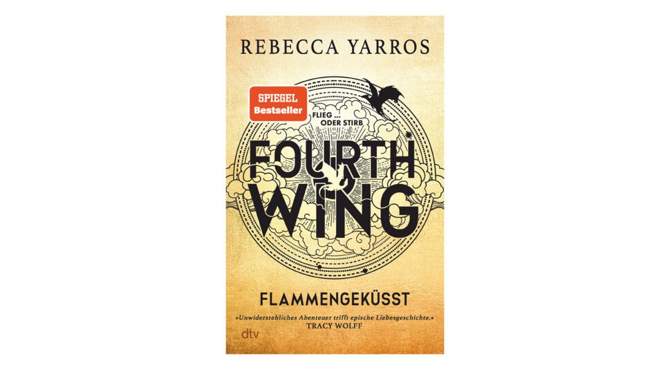 Das Buchcover von Fourth Wing – Flammengeküsst von Rebecca Yarros hat einen goldenen Hintergrund mit einem schwarzen Drachen und Wolkenornamenten. Der Titel Fourth Wing steht zentral, darüber der Schriftzug „Flieg … oder stirb“. Ein rotes Label zeigt den SPIEGEL Bestseller. Viele Leser suchen nach der Fourth Wing Reihenfolge, um die Fantasyreihe in der richtigen Ordnung zu lesen.