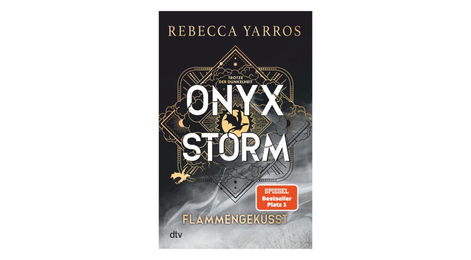 Das Buchcover von Onyx Storm – Flammengeküsst von Rebecca Yarros hat einen dunklen Hintergrund mit goldenen Verzierungen, Wolkenmustern und einem stilisierten Drachen. Der Titel Onyx Storm steht zentral in weißer Schrift, darüber der Schriftzug „Trotze der Dunkelheit“. Ein rotes Label weist auf den SPIEGEL Bestseller Platz 1 hin. Als Teil der beliebten Fantasyreihe suchen viele Leser nach der Fourth Wing Reihenfolge, um die Bücher in der richtigen Ordnung zu lesen.