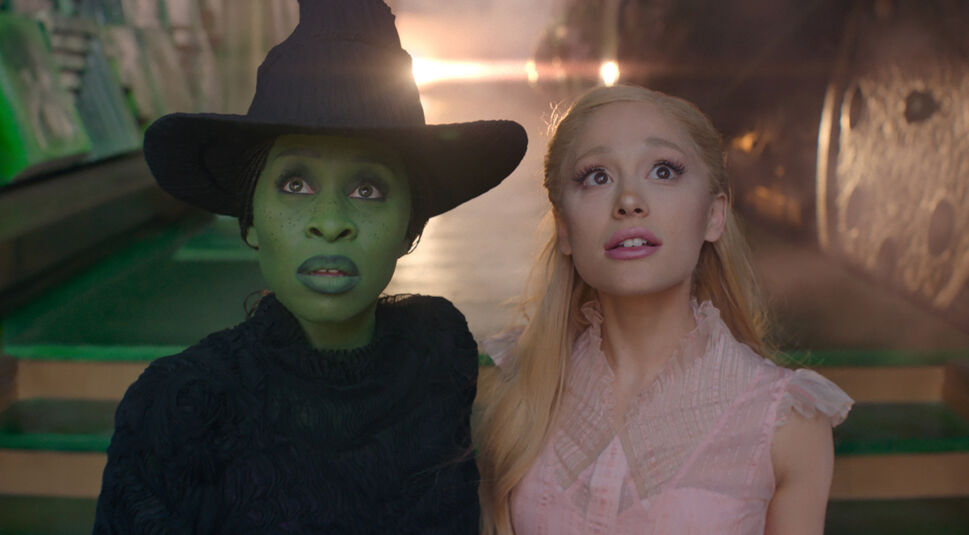 Auf dem Bild in dem GigaTV-Highlights im Februar Artikel sind Elphaba, gespielt von Cynthia Erivo, und Glinda, gespielt von Ariana Grande, in einer Szene aus Wicked zu sehen.