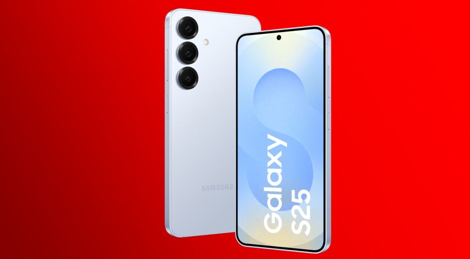 Das Bild zeigt das Samsung Galaxy S25 von vorn und hinten in der Farbe Icyblue vor rotem Hintergrund. Das hellblaue Smartphone hat drei Kameras auf der Rückseite.