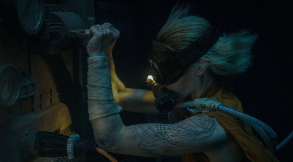 Im Silo Staffel 2 Ende erklärt-Artikel sieht man Rebecca Ferguson als Juliette bei einem intensiven Tauchgang.