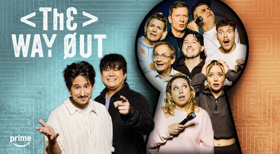 Auf dem Bild zur Show The Way Out stehen Julien Bam und Joon Kim im Vordergrund, beide lächelnd und mit einladenden Gesten. Im Schlüssellochrahmen dahinter sind Papaplatte, CrispyRob, Julia Beautx, Joey’s Jungle, Michael Kessler, Caroline Frier, Wigald Boning und Mirja Boes zu sehen. Sie zeigen unterschiedliche emotionale Gesichtsausdrücke, von überrascht bis amüsiert. Der Hintergrund ist mit einem Labyrinth-Design in Blau- und Orangetönen gestaltet.